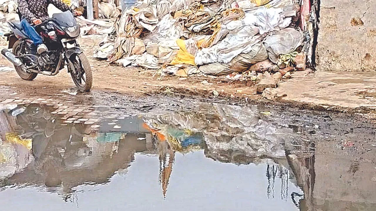 कानपुर में 25 साल से सड़क पर बह रहा सीवर: 50 हजार लोग परेशान, क्षेत्रवासी बोले- पार्षद बदले, विधायक, सांसद बदले लेकिन यहां की समस्या नहीं बदली