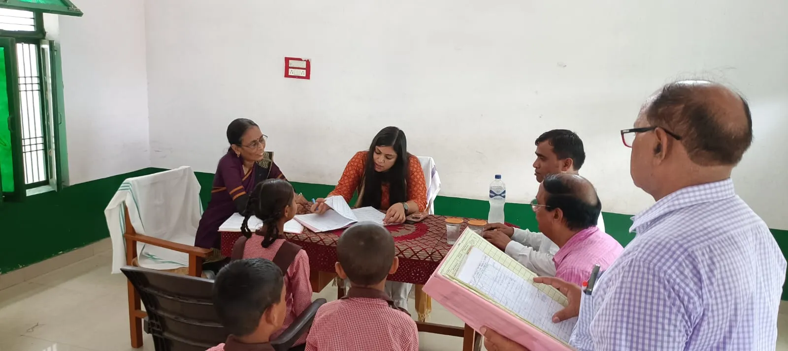 कासगंज: गुरुजी बनीं डीएम, नवीन विद्यार्थियों का किया नामांकन