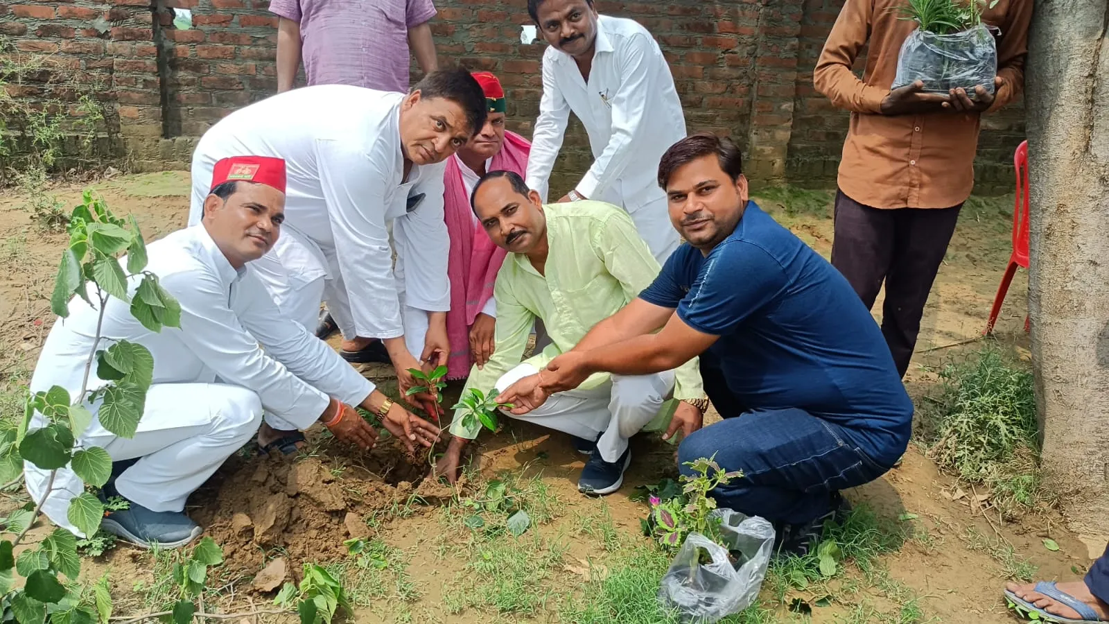 कासगंज: पौध रोपण कर की सपा के राष्ट्रीय अध्यक्ष की दीर्घायु की कामना 