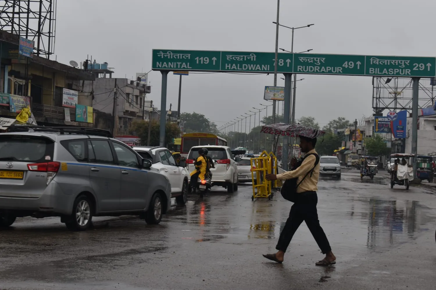 रामपुर: देर रात से शुरू हुई झमाझम बारिश से जगह-जगह हुआ जलभराव