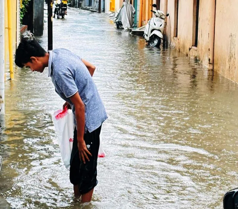 हल्द्वानी: बारिश से सड़कें बनी तलैया, खेतों और घरों में घुसा पानी और मलबा