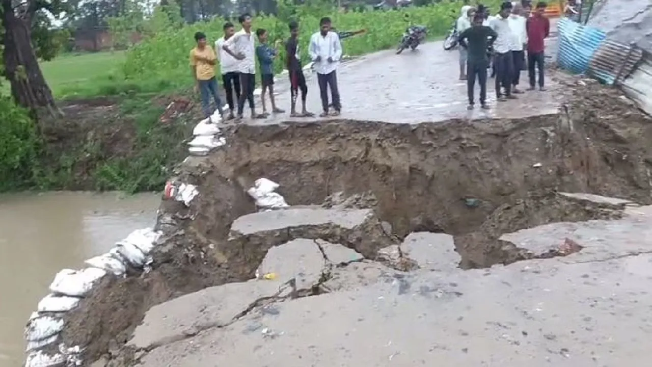 बरेली: भारी बारिश से दियोरनिया नदी पर बना कच्चा पुल बहा, दर्जनों गांवों का रास्ता बाधित