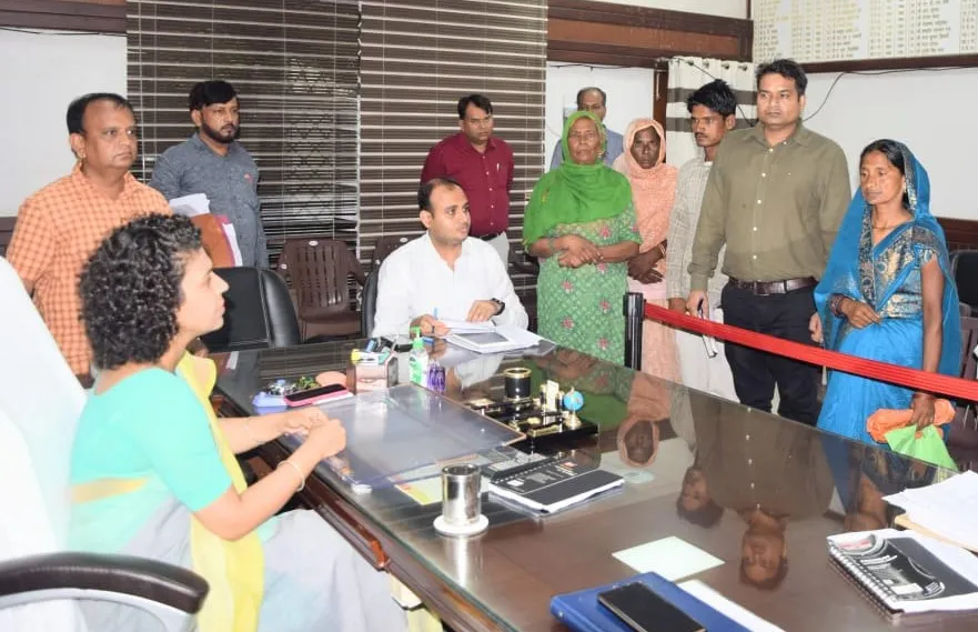 लखीमपुर खीरी: निराश्रित महिला के लिए DM ने खोला योजनाओं का पिटारा, बच्चों को भी मिलेगा लाभ