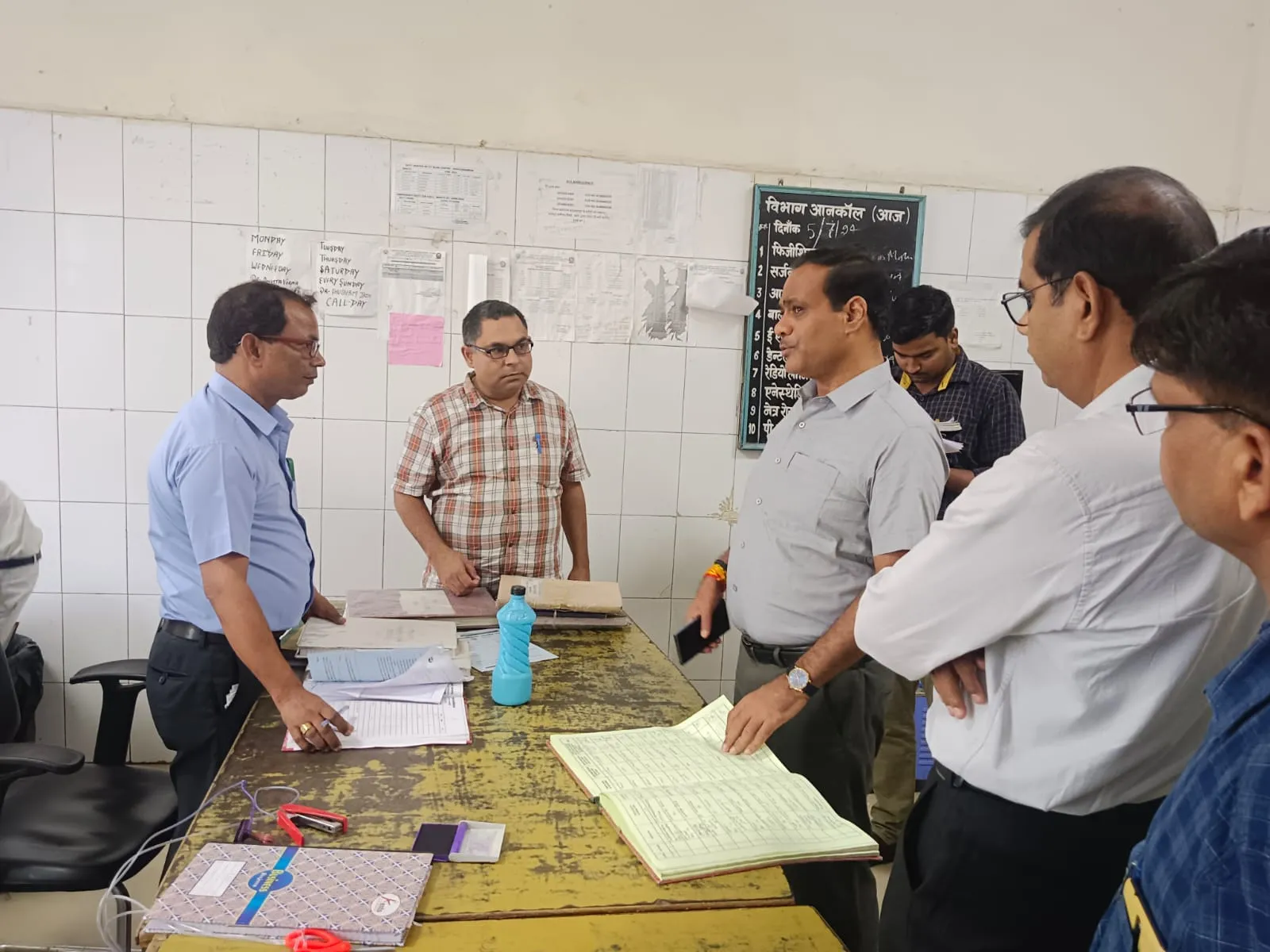 शाहजहांपुर: डीएम ने मेडिकल कॉलेज का किया निरीक्षण, कंप्यूटर पर दवाओं का डाटा नहीं मिला फीड  