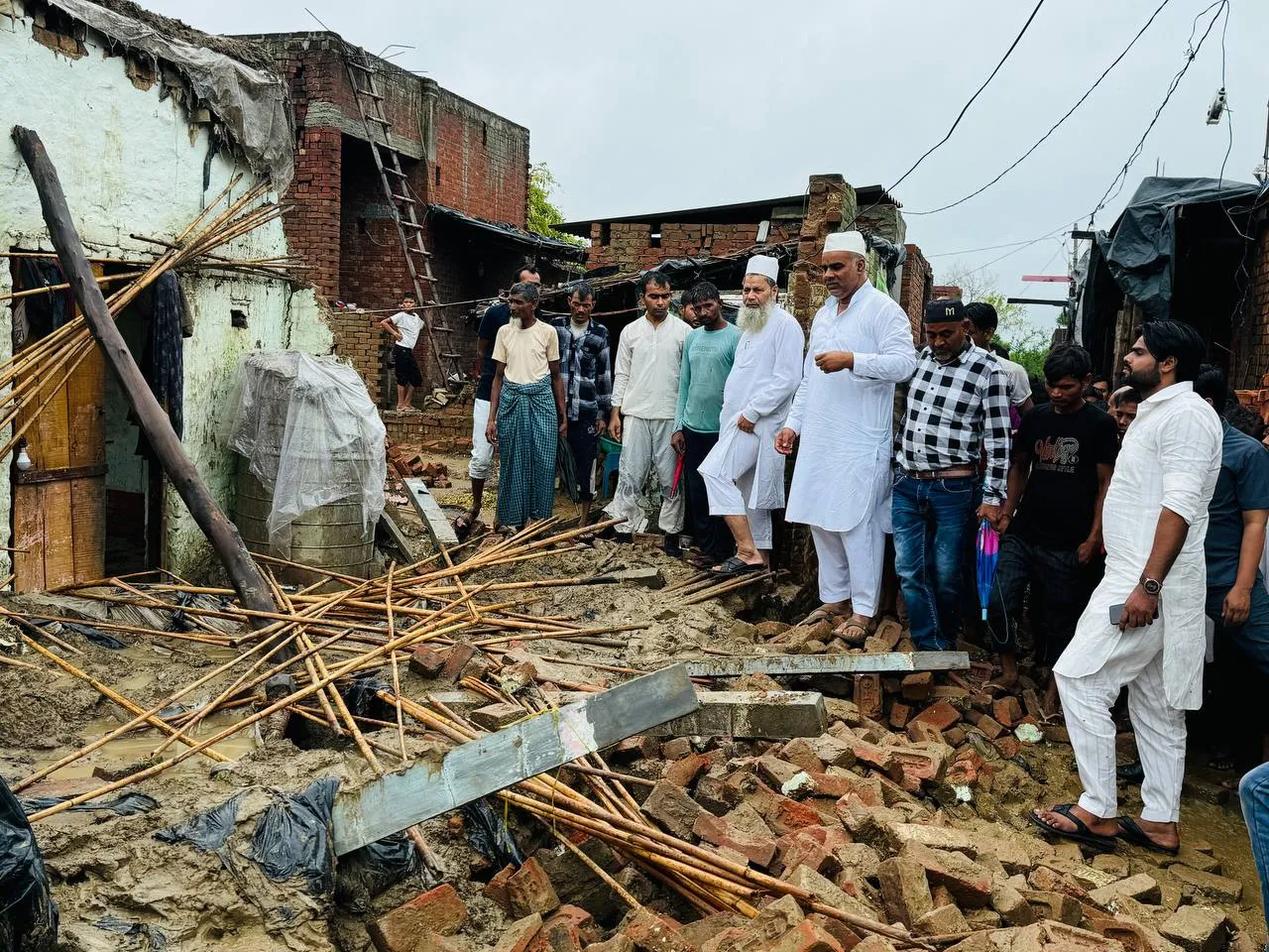 मुरादाबाद: बारिश में गिरी मकान की छत, मलबे में दबने से भाई-बहन की मौत