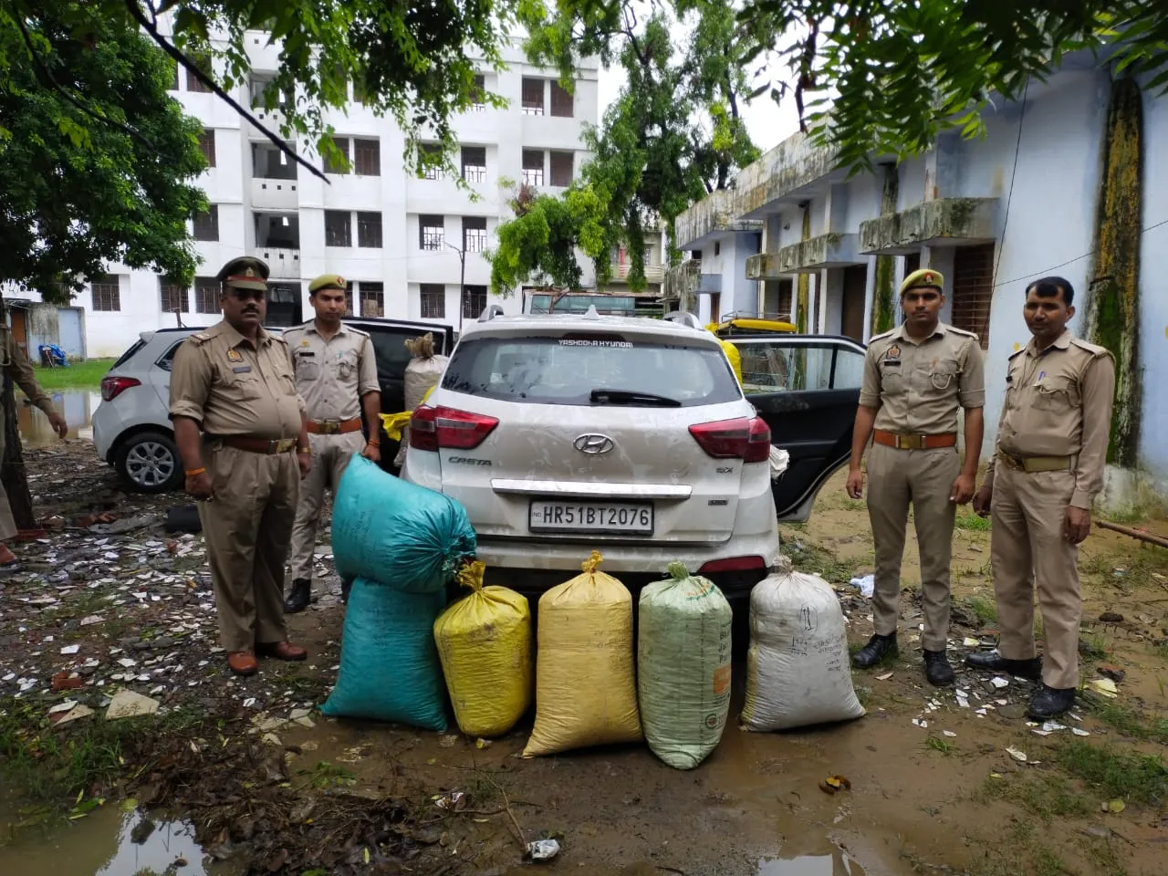 बदायूं: पुलिस को देखकर भागा चालक, बरामद हुआ 144 किलो डोडा छिलका