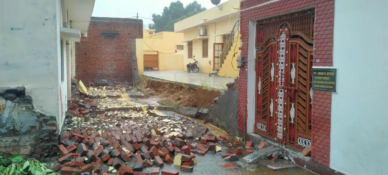 कासगंज: बरसात से गिरी जिला पंचायत भवन की दीवार, एक वर्ष पहले ही हुआ था निर्माण