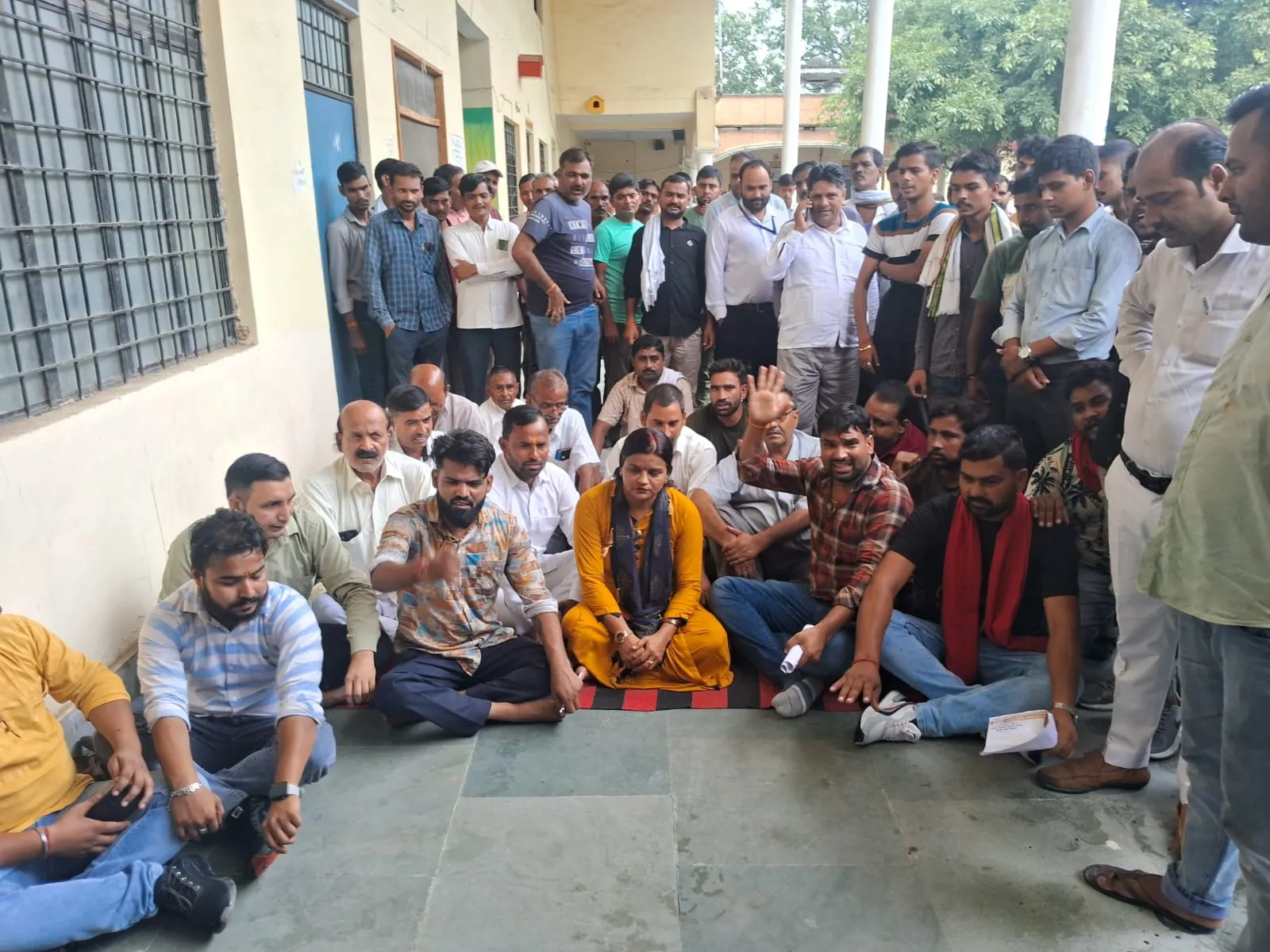 बदायूं: थानाध्यक्ष के खिलाफ आक्रोशित ब्राह्मण समाज ने किया धरना-प्रदर्शन, जानें मामला