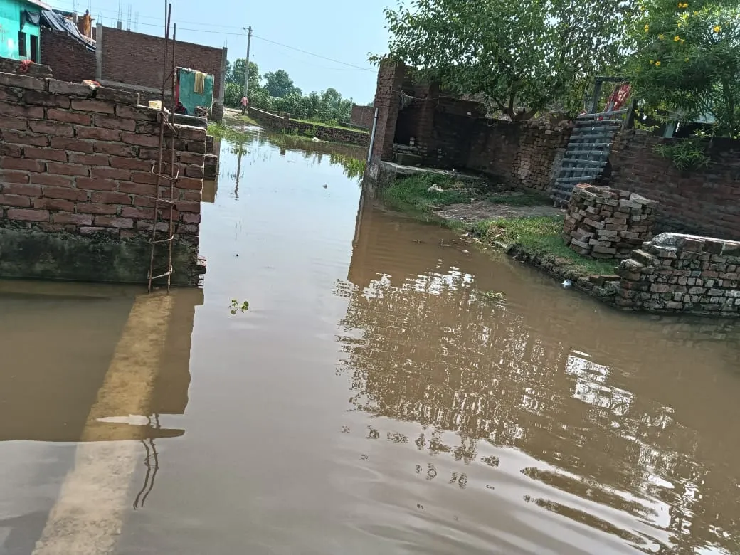 लखीमपुर खीरी: शारदा का रौद रूप जारी...146 गांव बाढ़ की जद में आए, 100 मीटर कटी रेल पटरी
