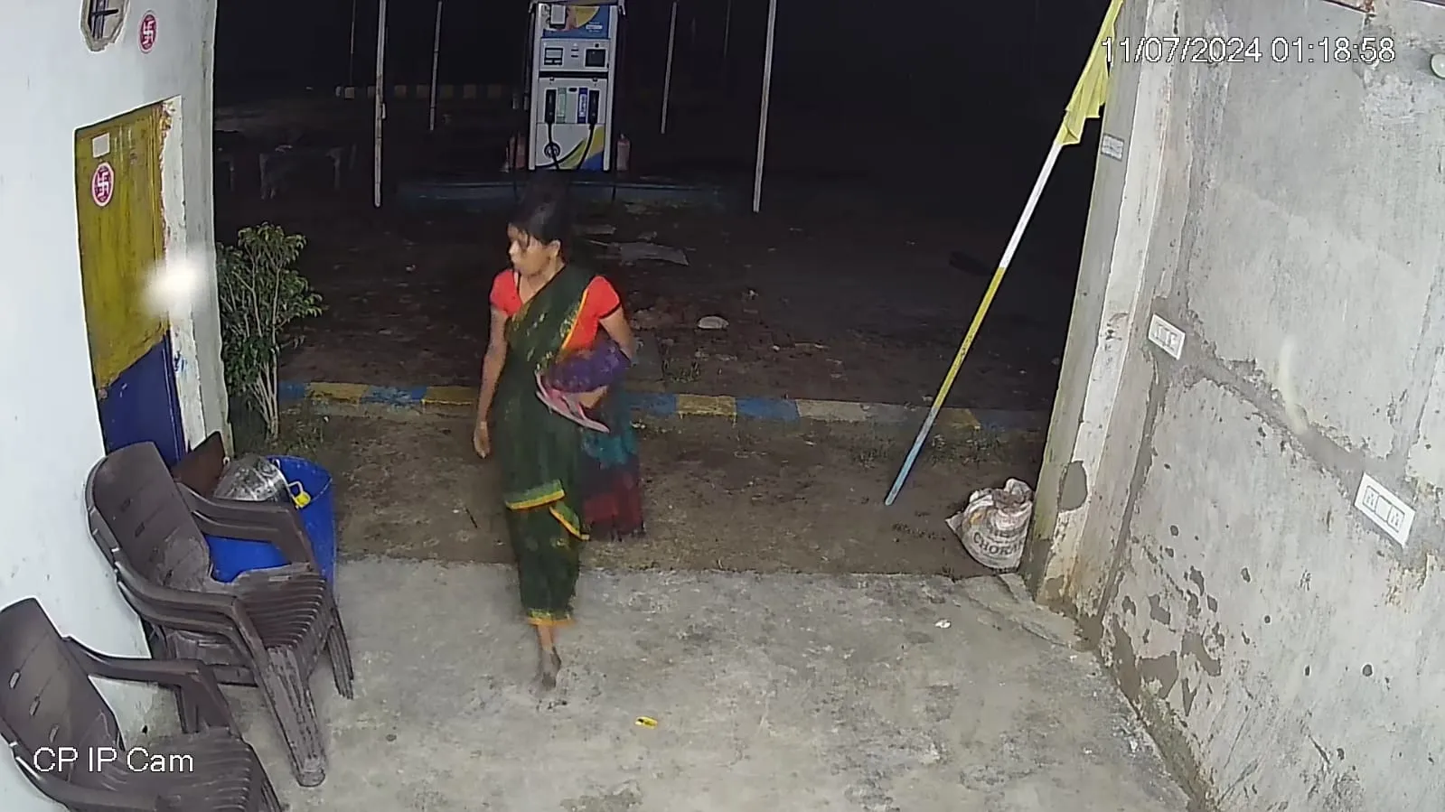 शाहजहांपुर: पेट्रोप पंप से 68 हजार की नकदी और मोबाइल चोरी, महिला चोर CCTV कैमरे में कैद