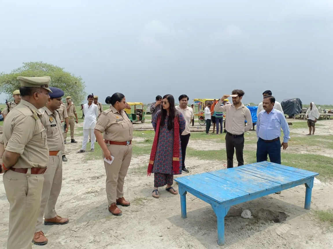 कासगंज: कांवड़ मेले के दौरान शिवभक्तों को न हो परेशानी, डीएम-एसपी ने लहरा गंगा घाट का किया निरीक्षण
