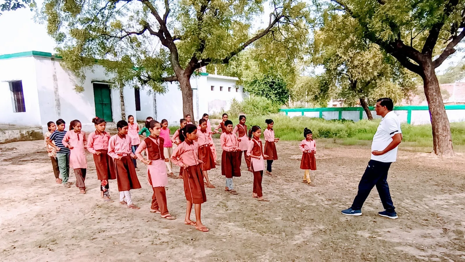कासगंज: ऑनलाइन उपस्थिति का छठवें दिन भी विरोध जारी, शिक्षकों ने कही ये बात