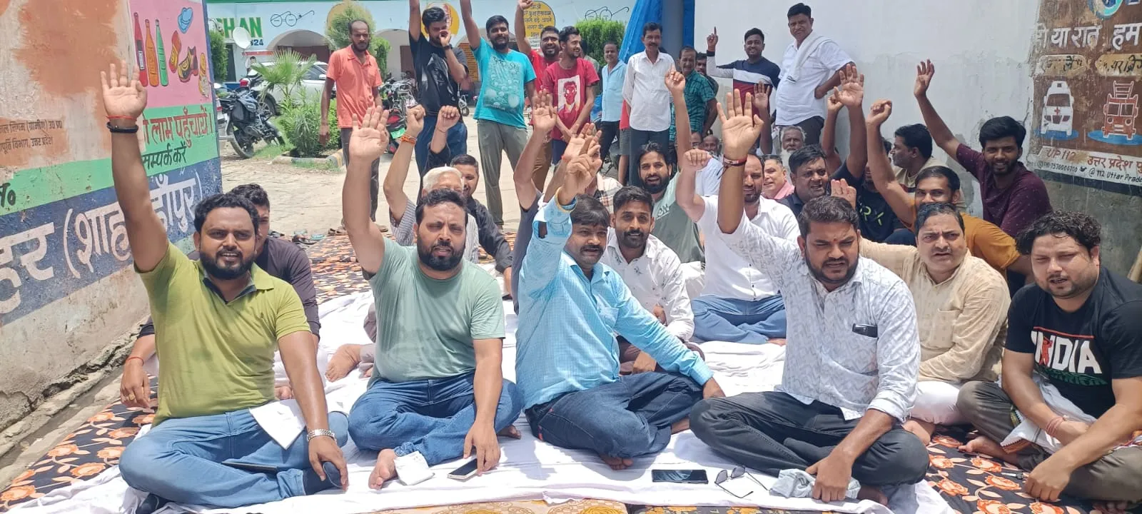 शाहजहांपुर: तिलहर नगर पालिका में भ्रष्टाचार के खिलाफ सभासदों का प्रदर्शन, धरने पर बैठे