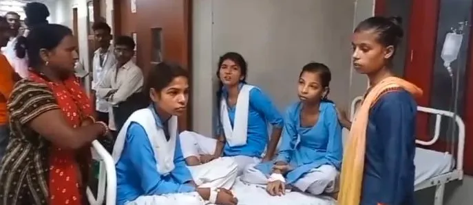 लखीमपुर खीरी: क्लास रूम में छात्राओं की बिगड़ी तबीयत...छाने लगी बेहोशी, 3 छात्राएं जिला अस्पताल में भर्ती