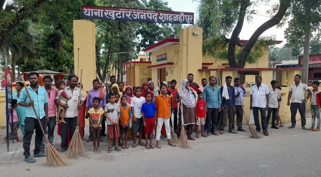शाहजहांपुर: मंदिर पर कब्जे के प्रयास को लेकर वाल्मीकि समाज का प्रदर्शन, थाने पहुंचकर दी तहरीर