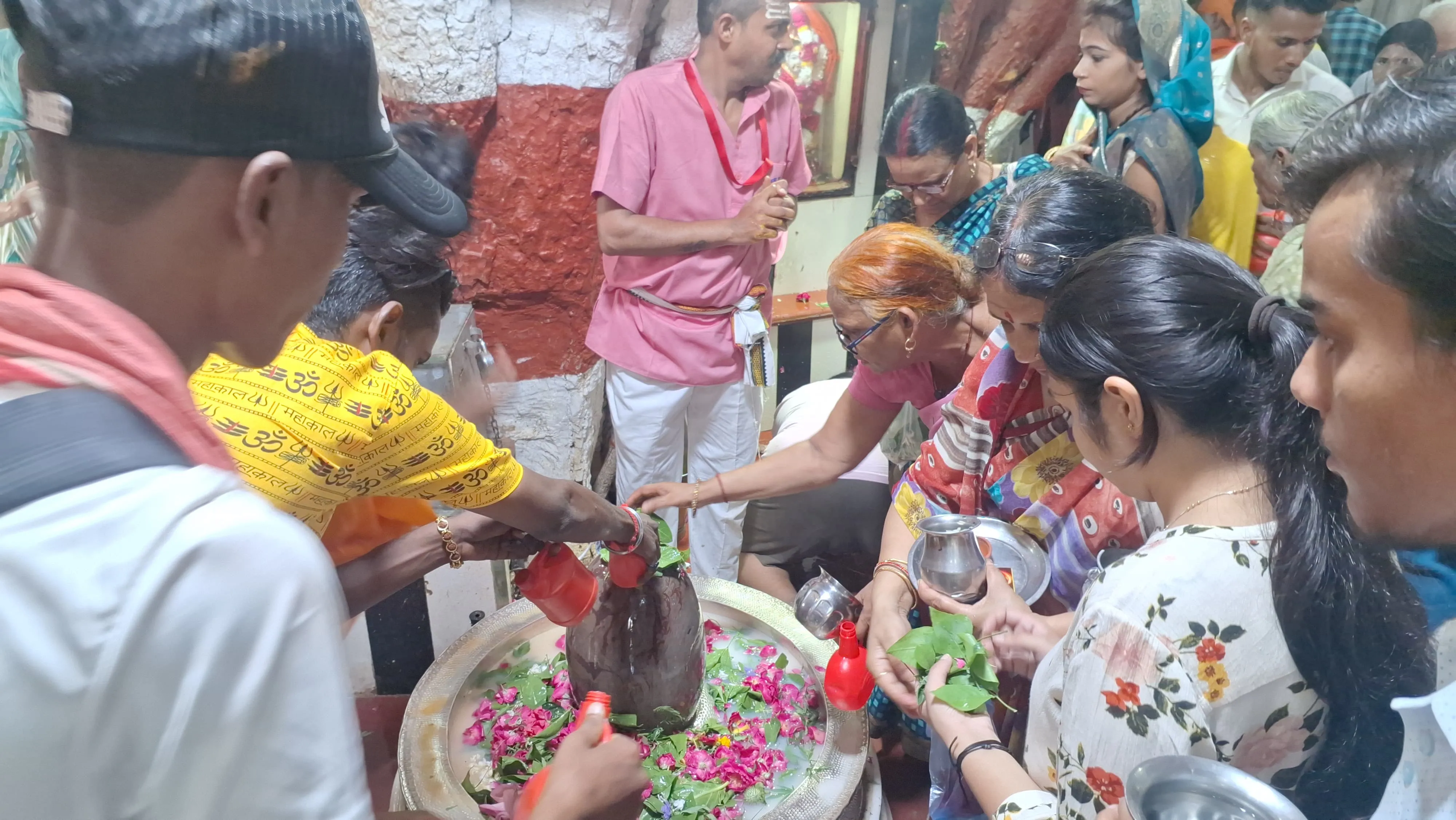 बरेली: सावन के पहले सोमवार को शिवालयों में उमड़े शिवभक्त, बम-बम भोले के जयकारों से गूंज उठी नाथनगरी