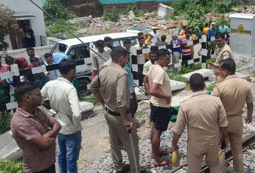 लखीमपुर खीरी: ट्रेन के सामने कूदकर मऊ के शिक्षक ने दी जान, हफ्ते भर पहले लखनऊ हुआ था ट्रांसफर