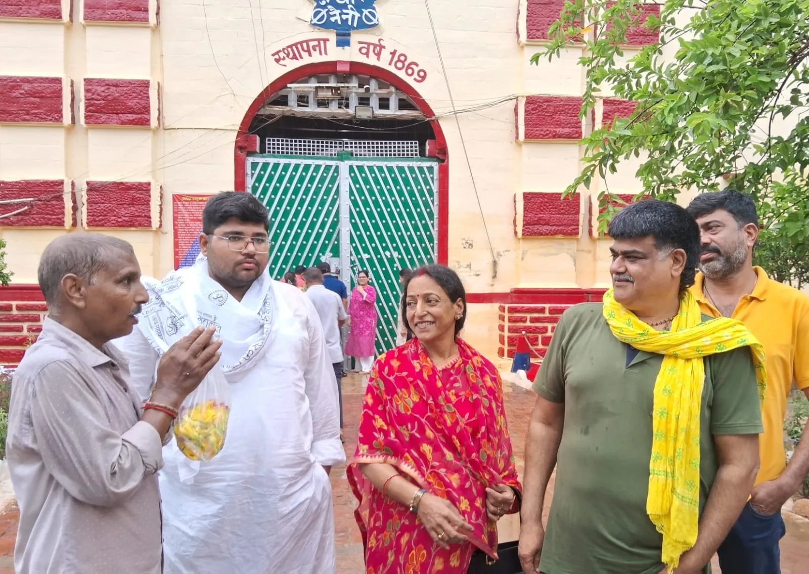 जवाहर पंडित हत्याकांड मामले में पूर्व BJP विधायक उदयभान करवरिया नैनी जेल से रिहा, पत्‍नी और समर्थकों ने किया स्‍वागत