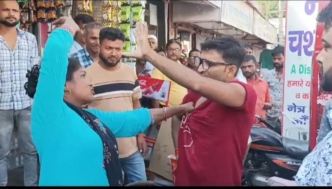 बहराइच: पत्नी ने पति को बीच बाजार में जमकर पीटा, जानें पूरा मामला...देखें वीडियो
