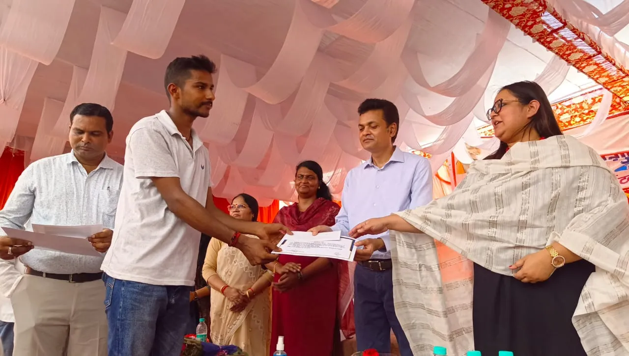 गोंडा रेल हादसा: यात्रियों की जान बचाने वाले 52 मददगारों को मिला सम्मान, प्रशासन के दुलार से गदगद हुए ग्रामीण  