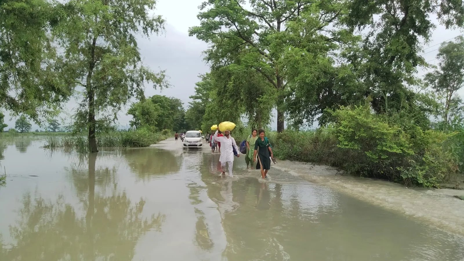 लखीमपुर खीरी: उफनाई शारदा से फिर बने बाढ़ के हालात...पलिया-भीरा मार्ग पर चलने लगा पानी, यातायात बंद