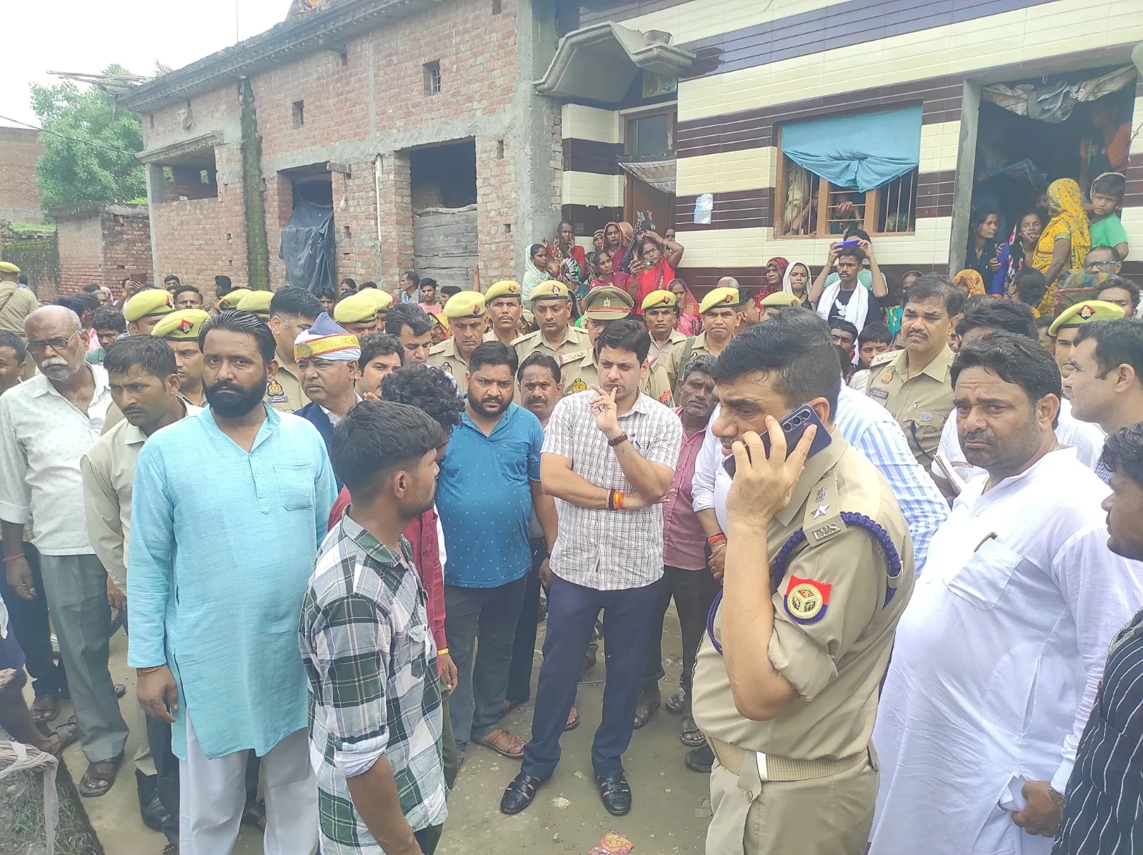 रामपुर: 36 घंटे बाद भी नहीं मिला पानी में बही बच्ची का सुराग, DM ने सिंघाड़े तोड़ने वालों को बुलाने के दिए निर्देश