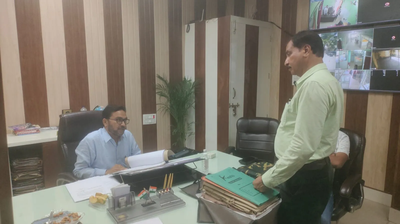 बहराइच: आरटीओ ऑफिस की जांच करने पहुंचे नोडल अधिकारी, दिए ये सख्त निर्देश 