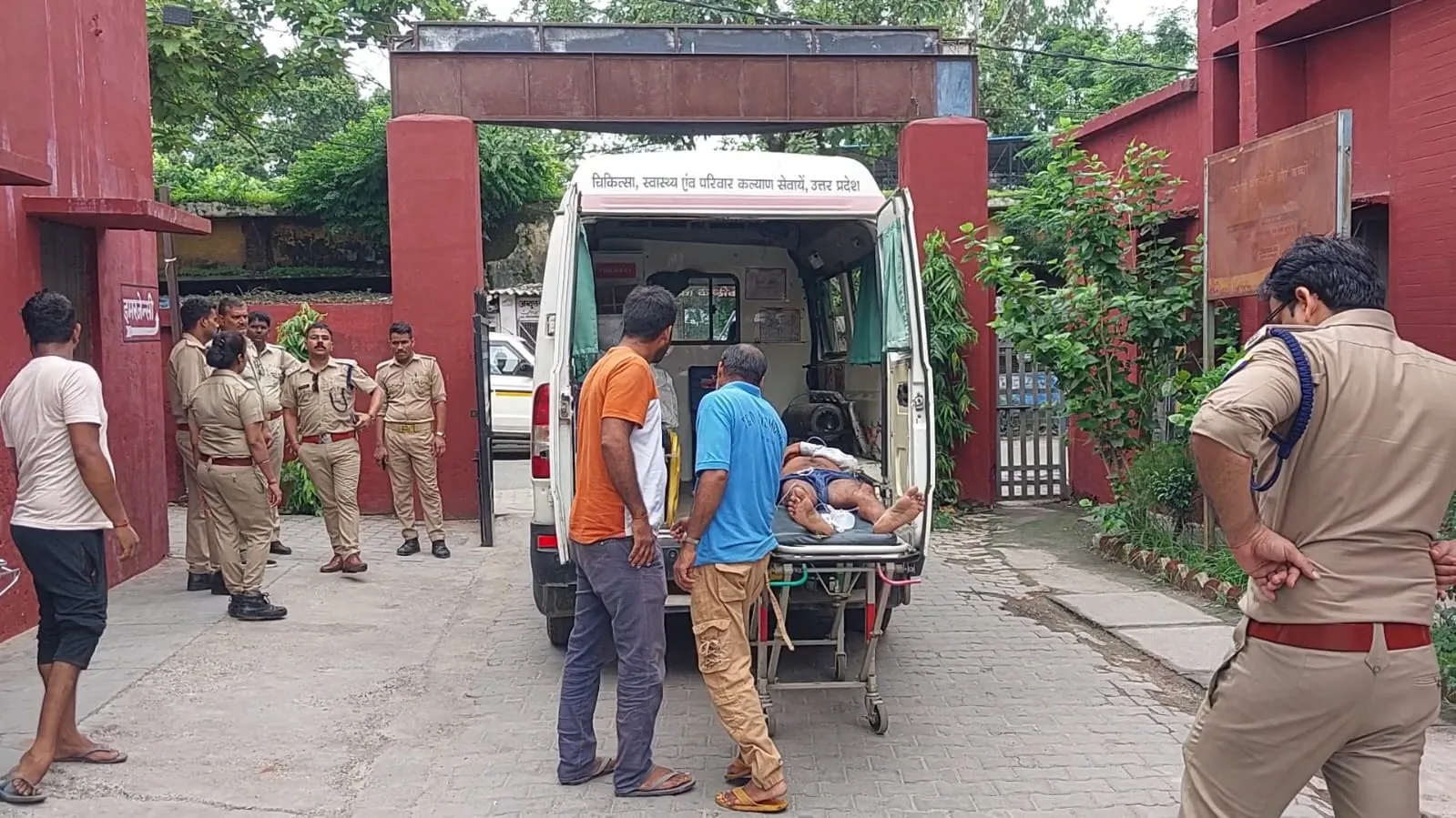 पीलीभीत: गए थे अवैध शराब पकड़ने, आरोपी ने पिया कीटनाशक तो उड़ गए होश...अस्पताल लेकर दौड़ी आबकारी टीम 