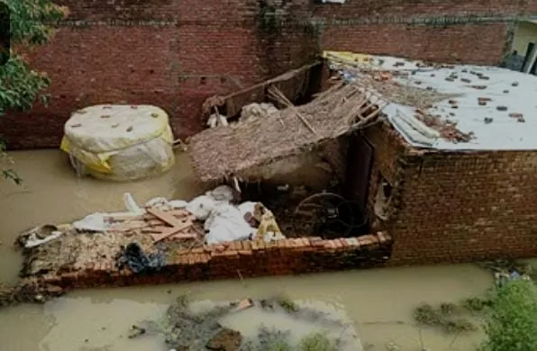 पीलीभीत: बाढ़ और बारिश ने तबाह किए 1028 आशियाने, पीड़ितों को 48 लाख 7 हजार की मिली मदद