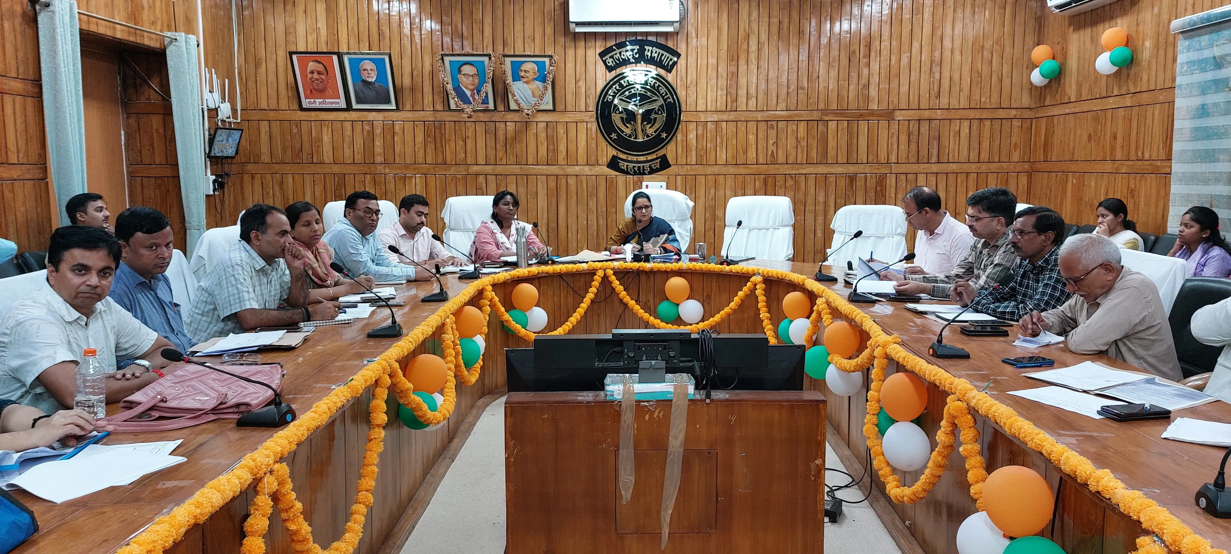 बहराइच: बीडीओ शिवपुर और ईओ नानपारा समेत चार से स्पष्टीकरण तलब, वेतन रोका
