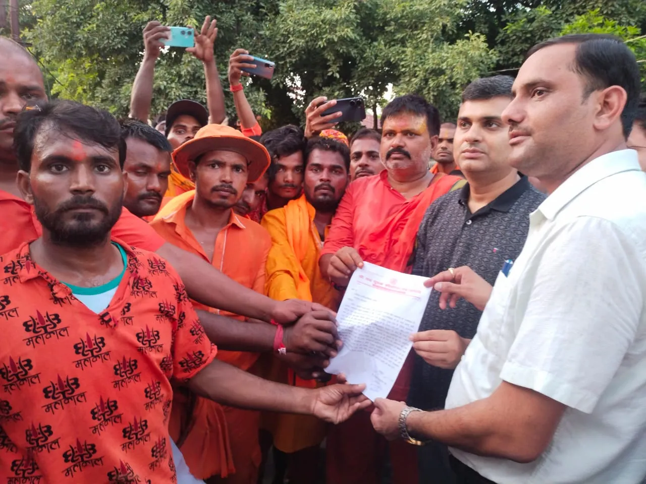 बहराइच: अव्यवस्था को लेकर नाराज कांवड़ियों ने सड़क किया जाम, सौंपा ज्ञापन 