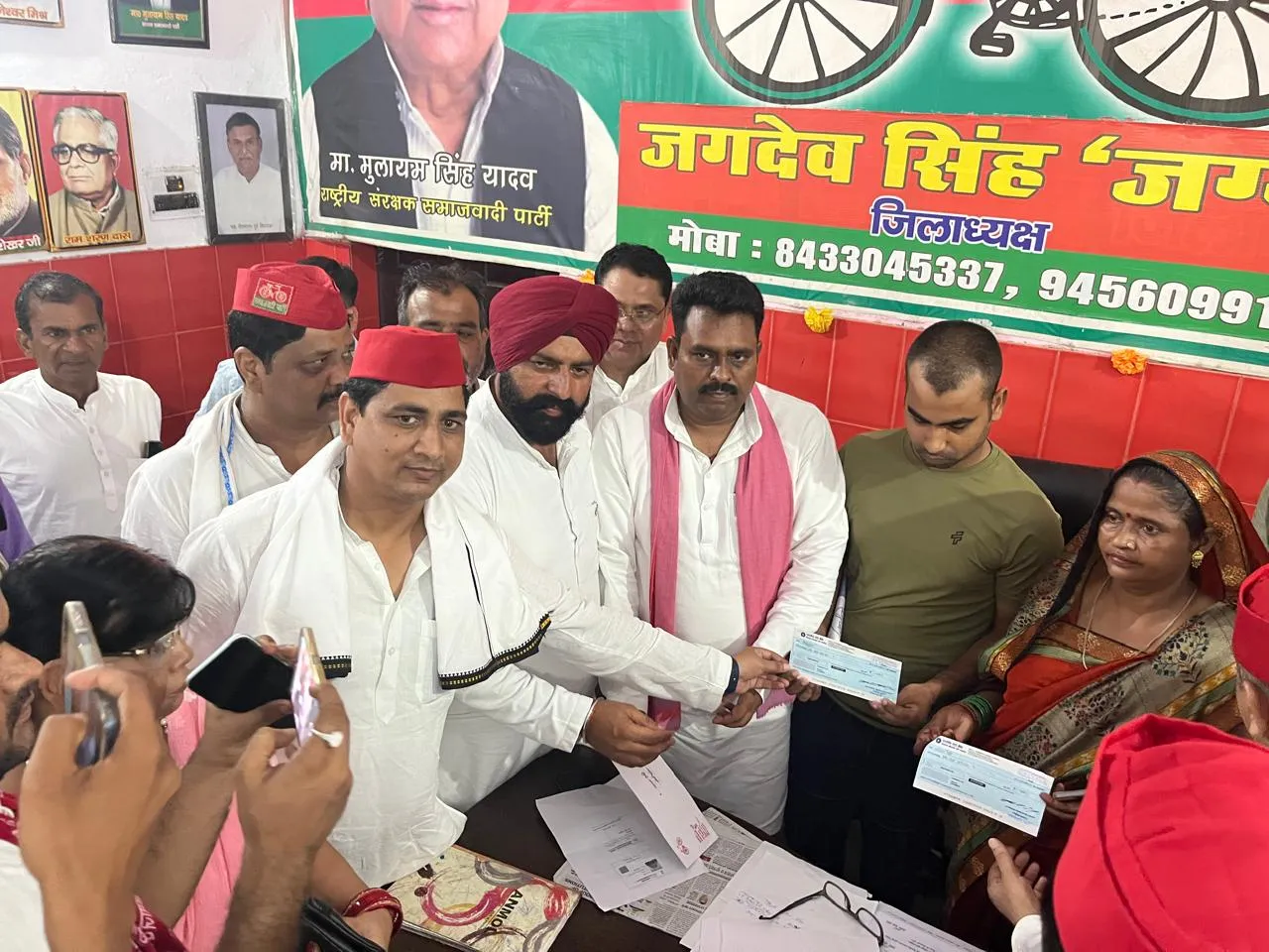 हाथरस कांड: मृतकों के आश्रितों को सपाइयों ने सौंपे चेक, बोले- सरकारी मदद तो हो गई बाउंस