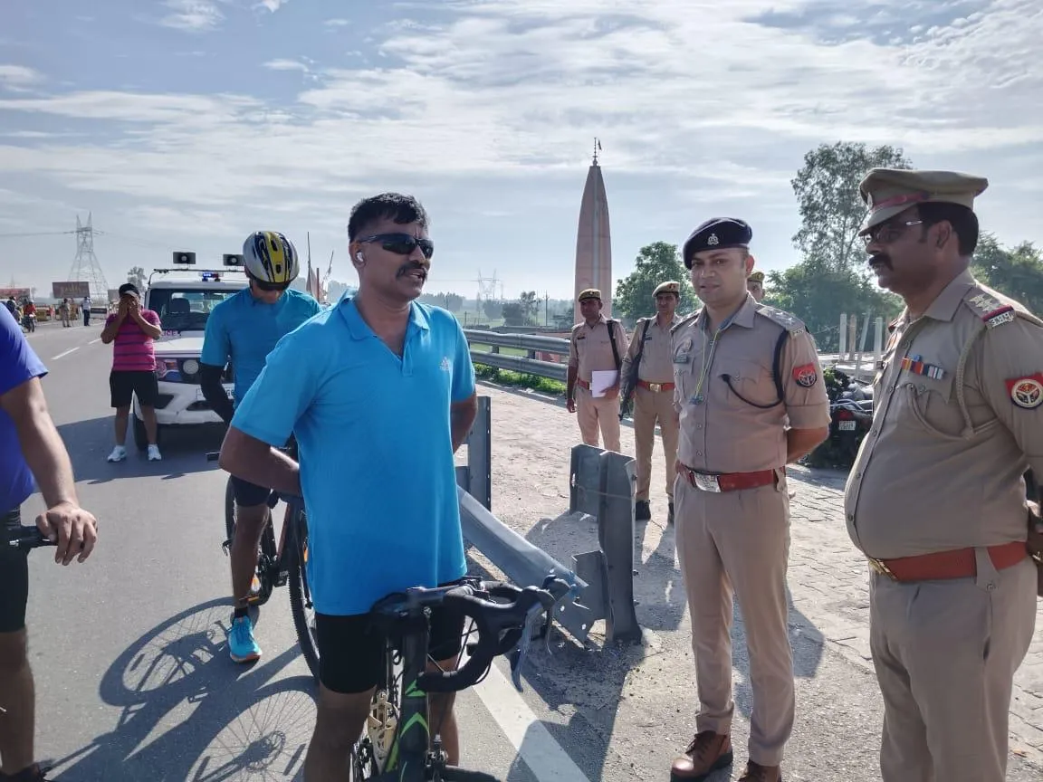 अमरोहा: डीआईजी ने 70 किलोमीटर साइकिल चलाकर लिया कांवड़ मार्ग का जायजा 