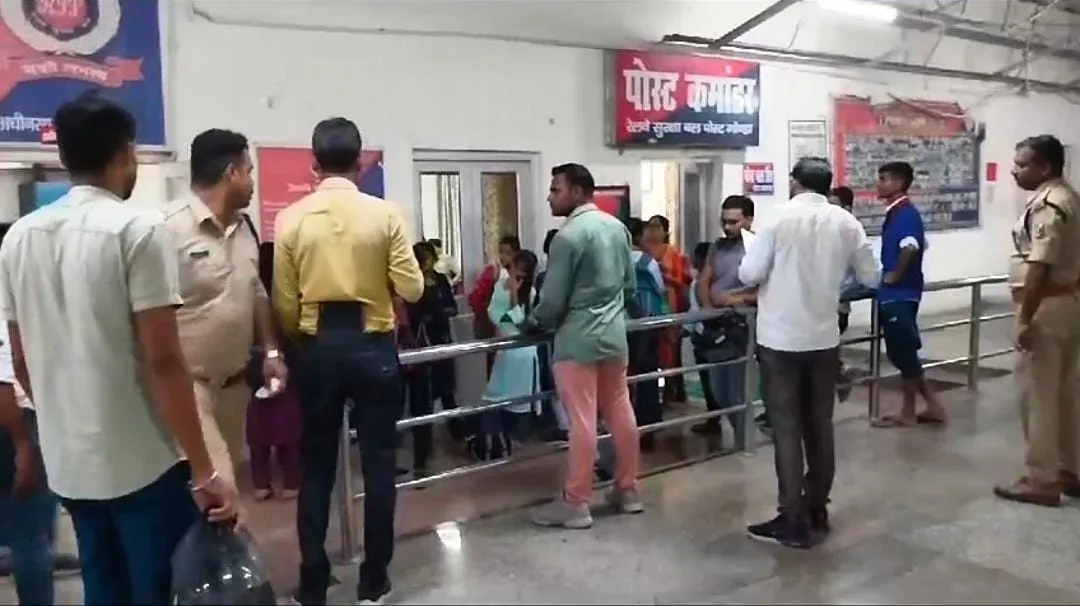 गोंडा: नेटवर्किंग कंपनी में ट्रेनिंग दिलाने के बहाने बिहार ले जाई जा रहीं थीं 16 नाबालिग लड़कियां, RPF ने रेस्क्यू कर चाइल्ड लाइन को सौंपा