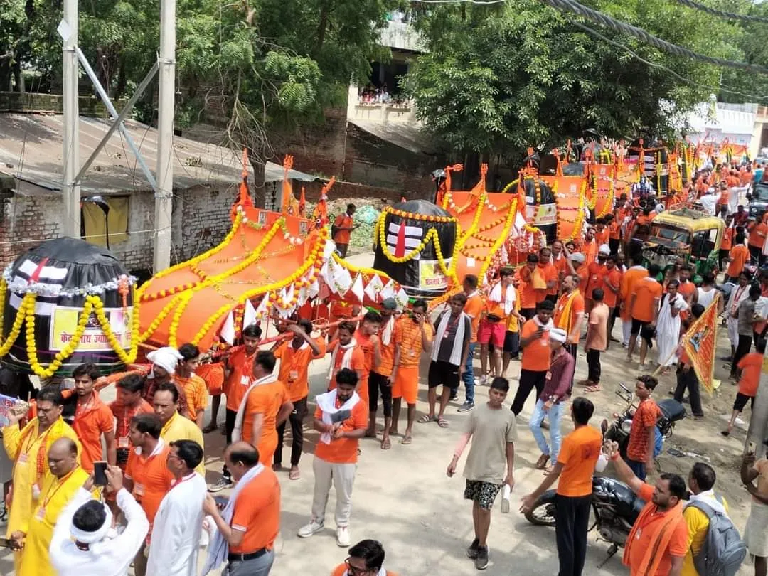 कासगंज: देश-प्रदेश की खुशहाली के लिए उठाई '211 फीट की कांवड़', लोगों ने पुष्प वर्षा कर किया स्वागत