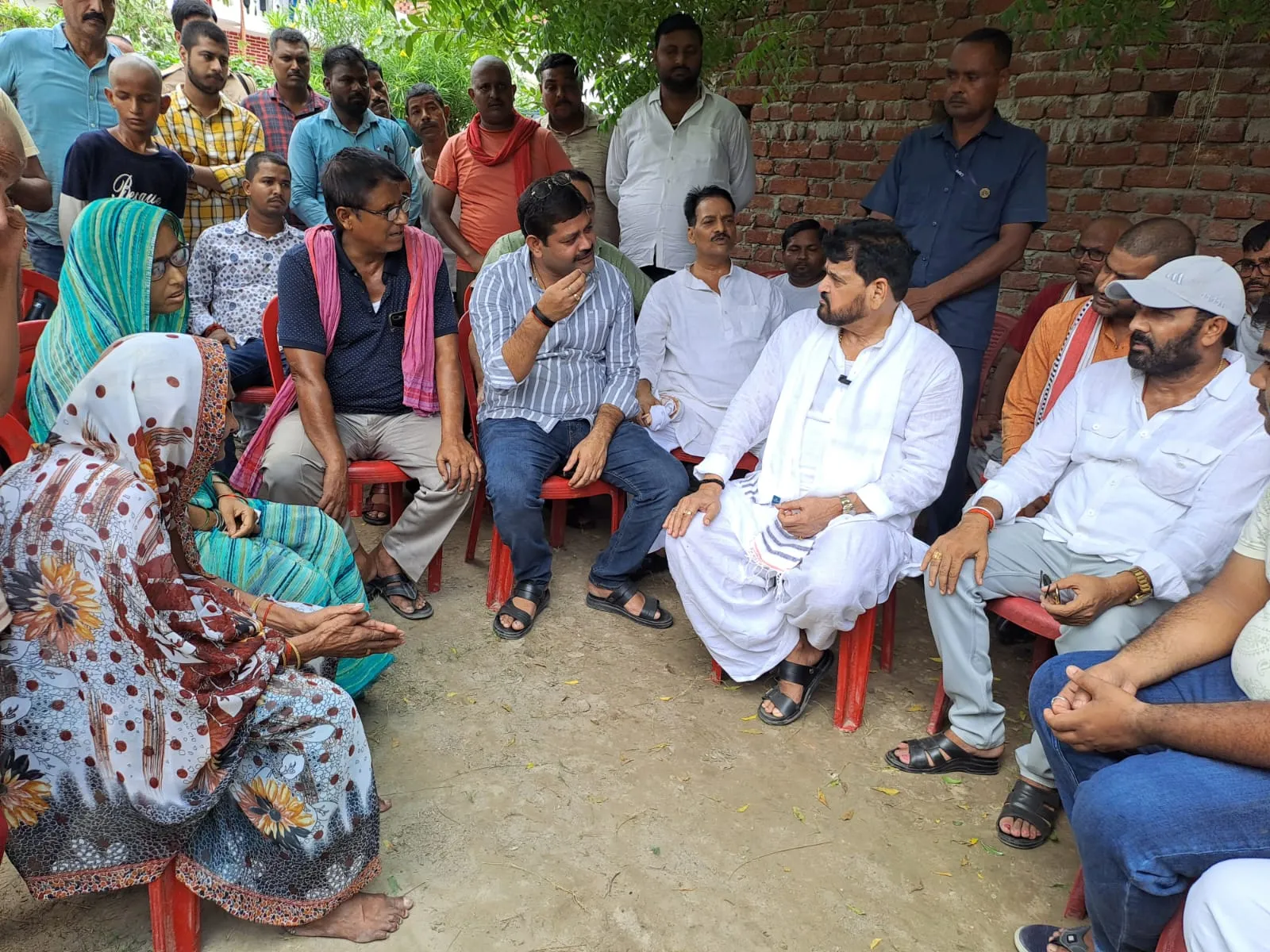 ओपी हत्याकांड: परिजनों को BJP के पूर्व सांसद बृजभूषण शरण सिंह ने बंधाया ढांढ़स, सौंपी गई 3 लाख की सहायता राशि