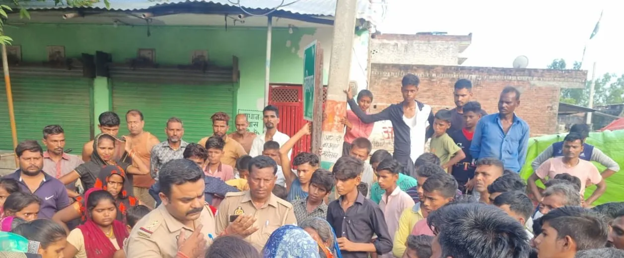 शाहजहांपुर: ट्रैक्टर चालक की गिरफ्तारी न होने पर भड़का गुस्सा...लगाया जाम, पुलिस को सुनाई खरी खोटी