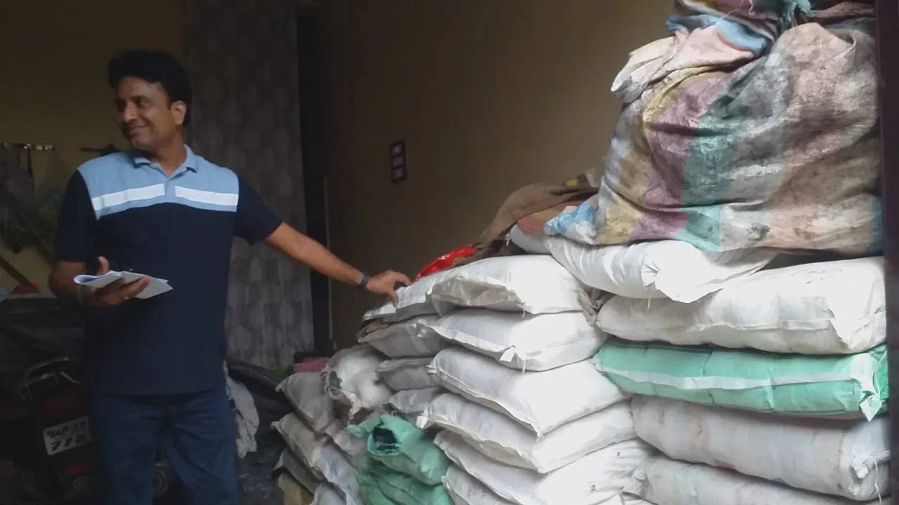 संभल: पॉलीथिन और थर्माकोल का बड़ा स्टॉक जब्त, लगाया एक लाख रुपये से अधिक का जुर्माना