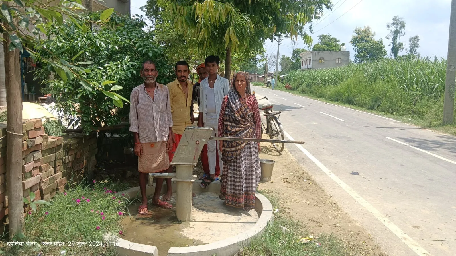 सीतापुर: सरकारी हैंडपंप दे रहे पीला और गंदा पानी, ग्रामीण परेशान 