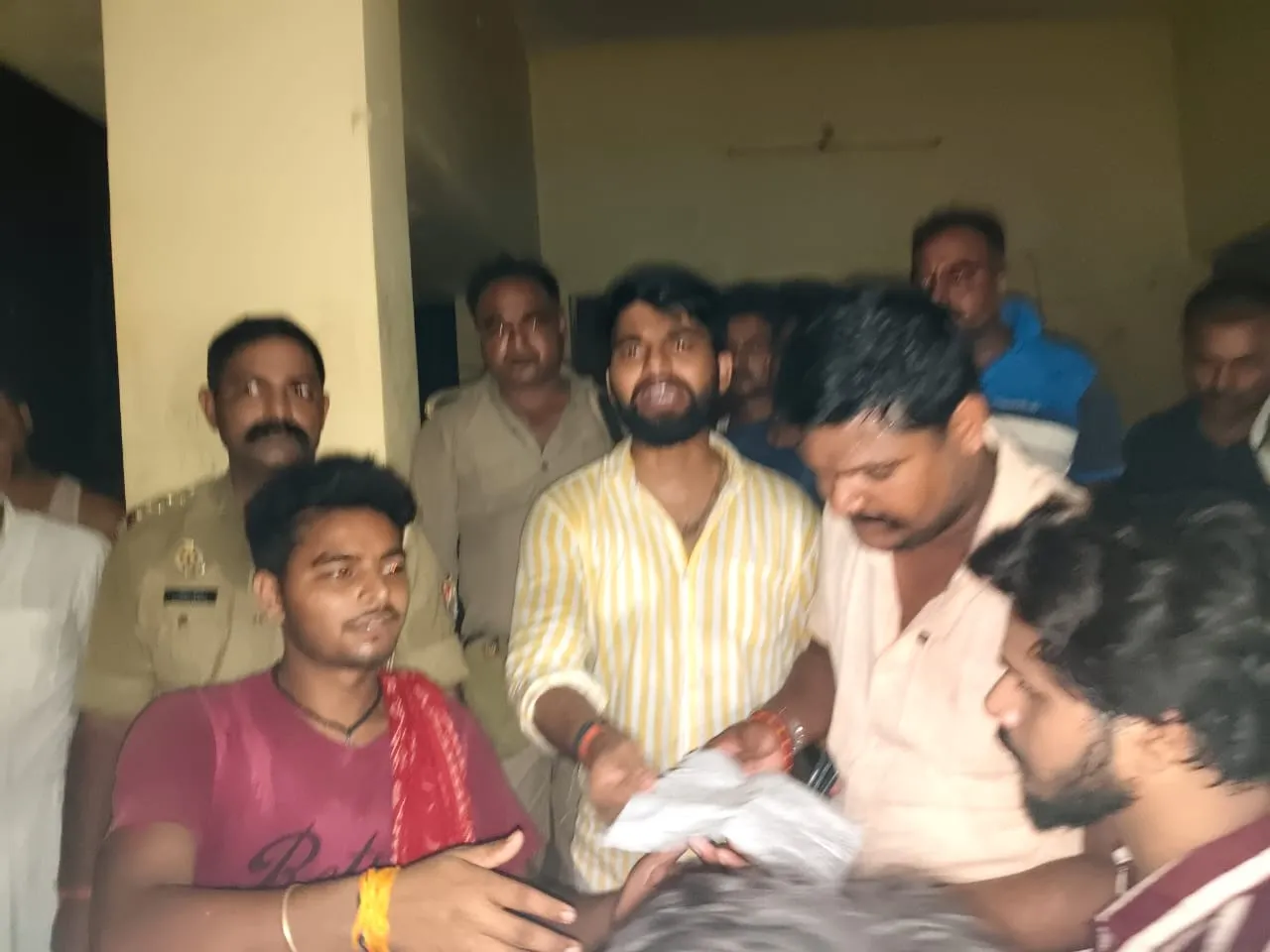 बलरामपुर : कटौती से नाराज बिजली उपभोक्ताओं ने पावर हाउस के गेट में जड़ा ताला