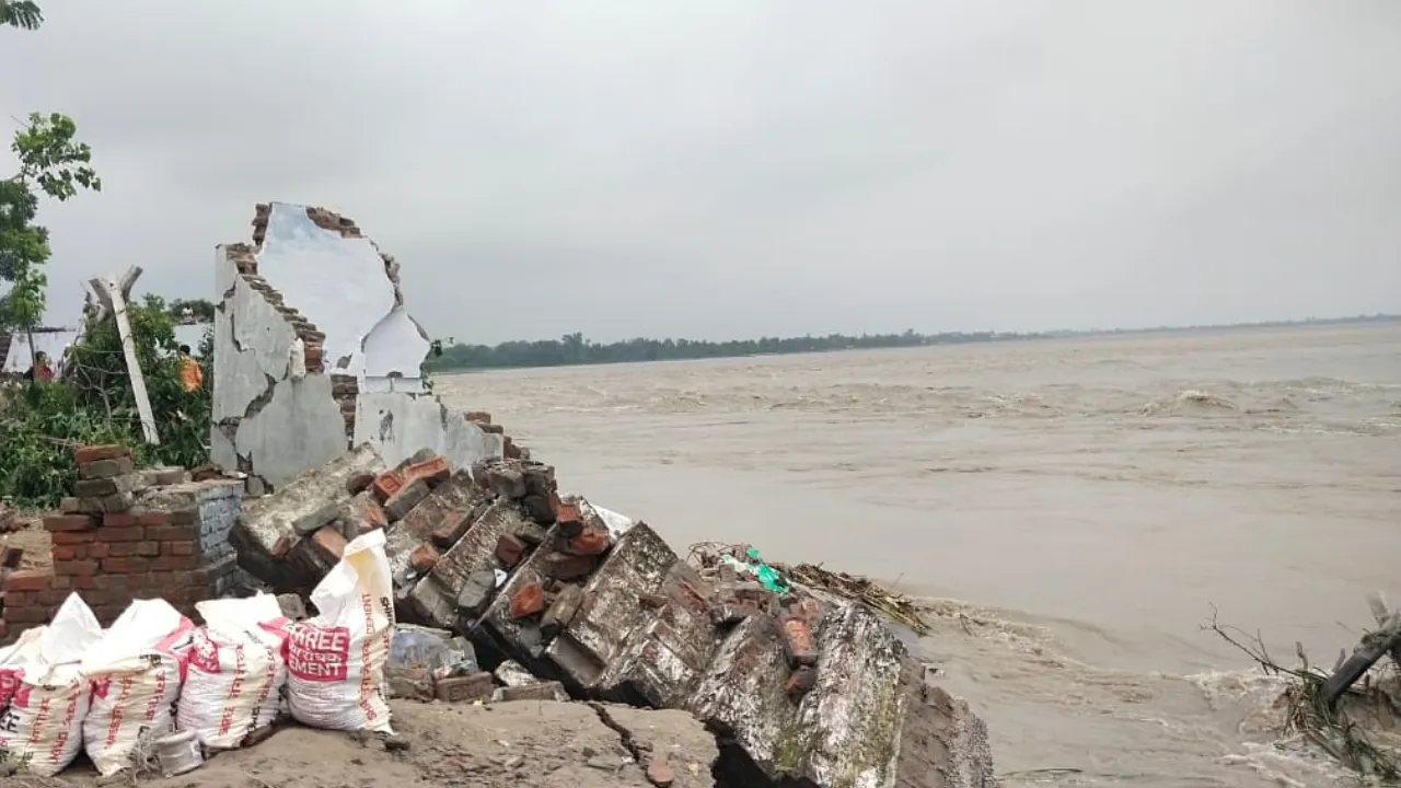 सीतापुरः नदियों का जलस्तर गिरने से कटान में तेजी, 35 से अधिक घर बहे