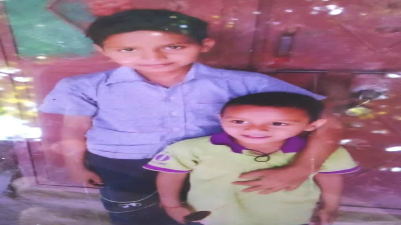 प्रतापगढ़ :  एक चिता पर दो भाइयों का शव देख छलक पड़ी हर किसी की आंखे, दहाड़ मारकर रोया पिता