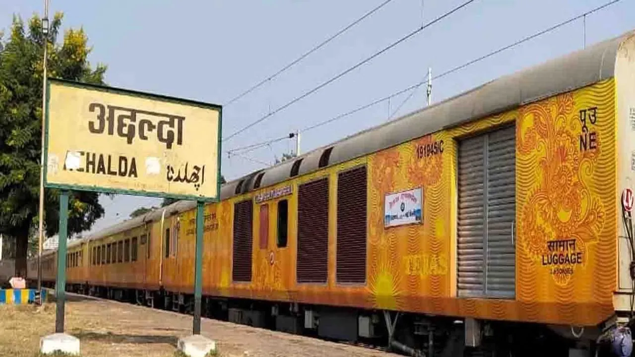 Auraiya News: लेखपाल ने आत्महत्या का किया प्रयास...ट्रेन के इंजन में फंस गए, हालत गंभीर, आउटर पर रोकी गई दो अन्य ट्रेनें