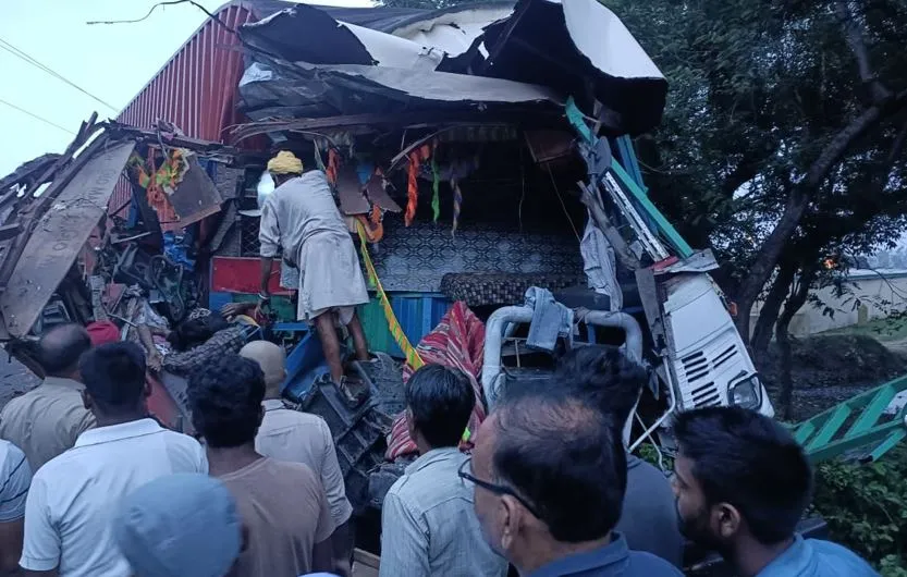 शाहजहांपुर: कंटेनर और ट्रक की आमने-सामने भिड़ंत, एक की मौत...तीन घायल 