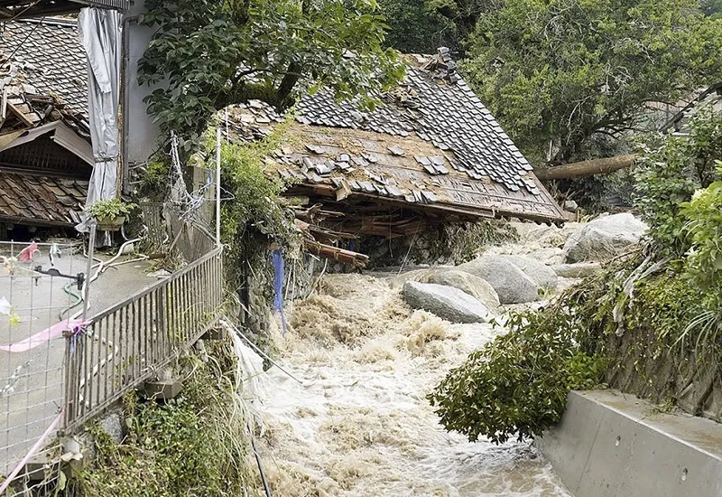 उत्तरी जापान में भारी बारिश के बाद बाढ़ और भूस्खलन, सैकड़ों लोग शरण लेने को मजबूर 