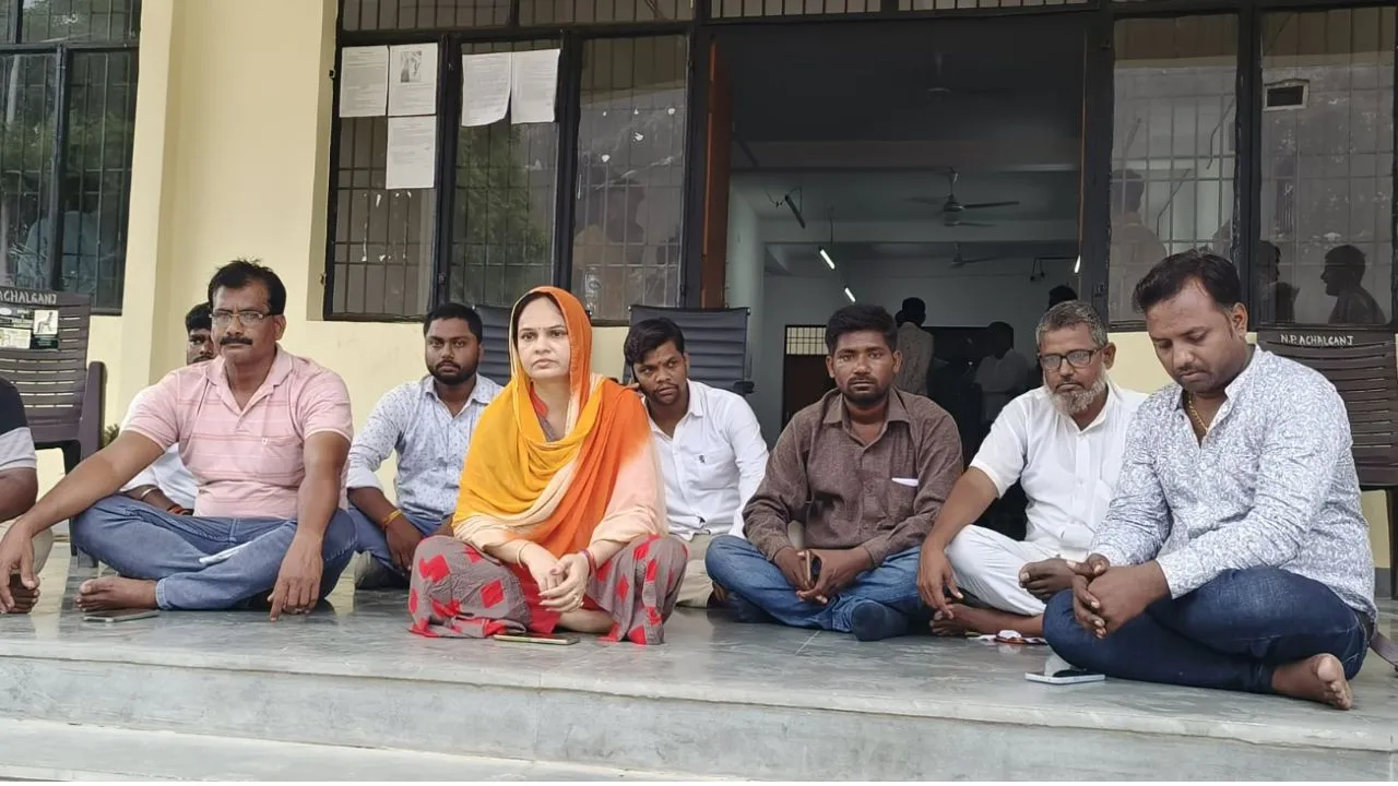 Unnao: नगर पंचायत कार्यालय की CCTV फुुटेज के लिए अधिशाषी अधिकारी व अध्यक्ष समर्थकों ने दिया धरना; दोनों पक्षों ने एक-दूसरे पर लगाए आरोप