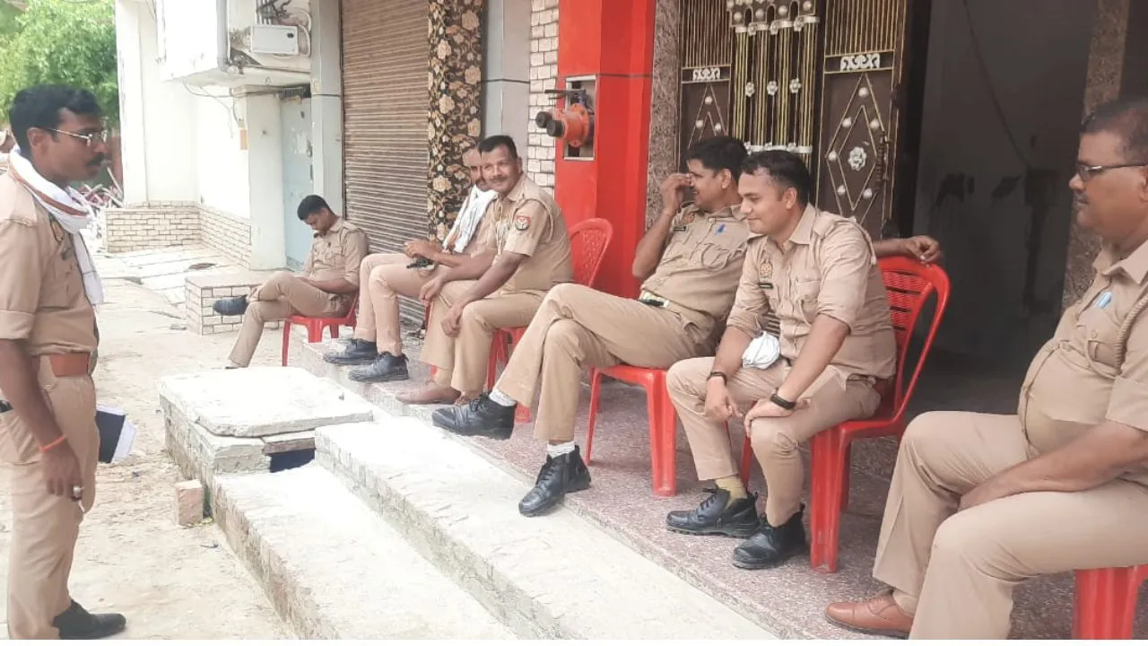 Unnao: गैंगस्टर के आरोपी रिटायर्ड लेखपाल की 5 लाख रुपये की संपत्ति कुर्क