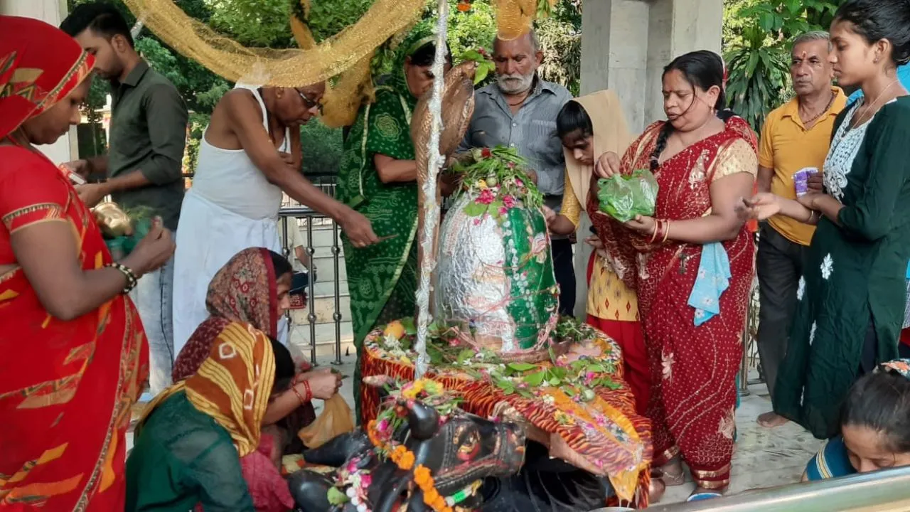Unnao: सावन के पहले सोमवार पर हर-हर महादेव की गूंज; जगह-जगह हुआ रूद्राभिषेक, श्रद्धालुओं ने गंगा में लगाई डुबकी