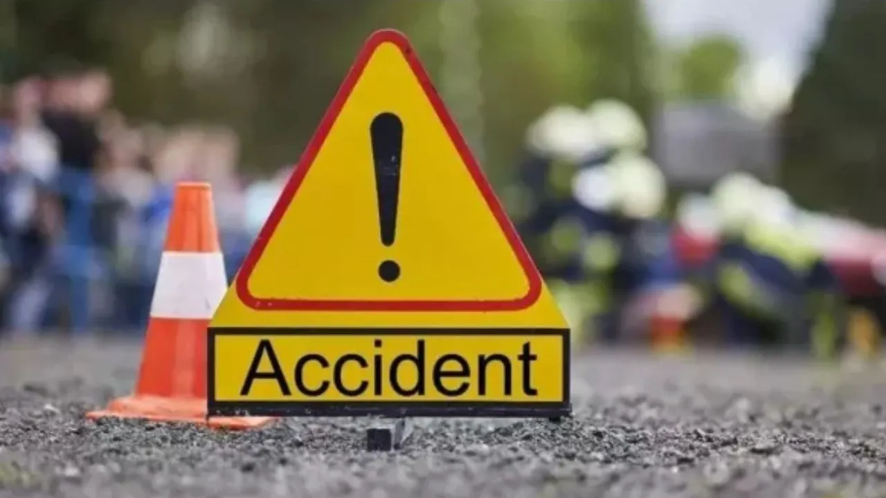 Farrukhabad Accident: नेशनल हाईवे पर तेज रफ्तार कंटेनर की टक्कर से मां-बेटे की मौत, परिजनों में मचा कोहराम