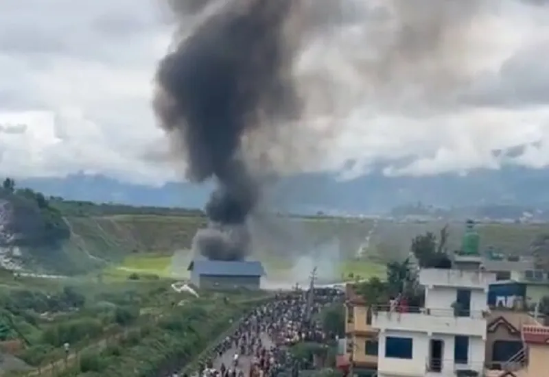 VIDEO: नेपाल के त्रिभुवन एयरपोर्ट पर प्लेन क्रैश, 18 यात्रियों की मौत...पायलट की जान बची 